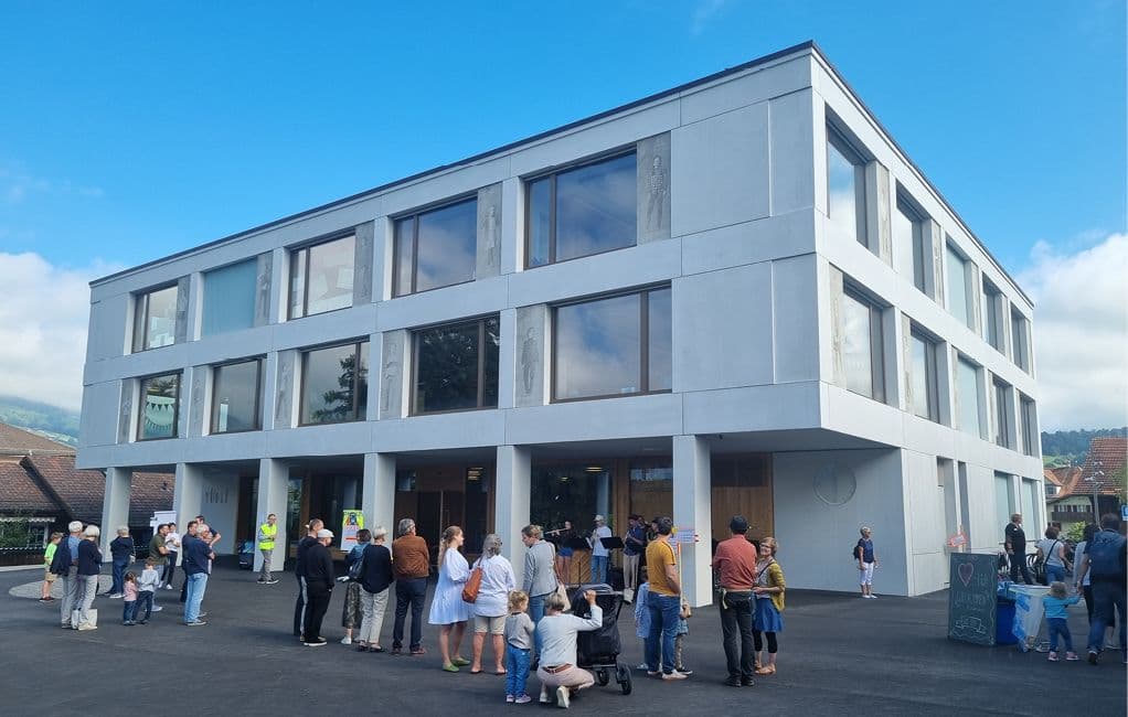Bild 1 Mithilfe von Fabrino Fotobeton erstrahlt das Schweizer Schulhaus Türli in einzigartiger visueller Identität