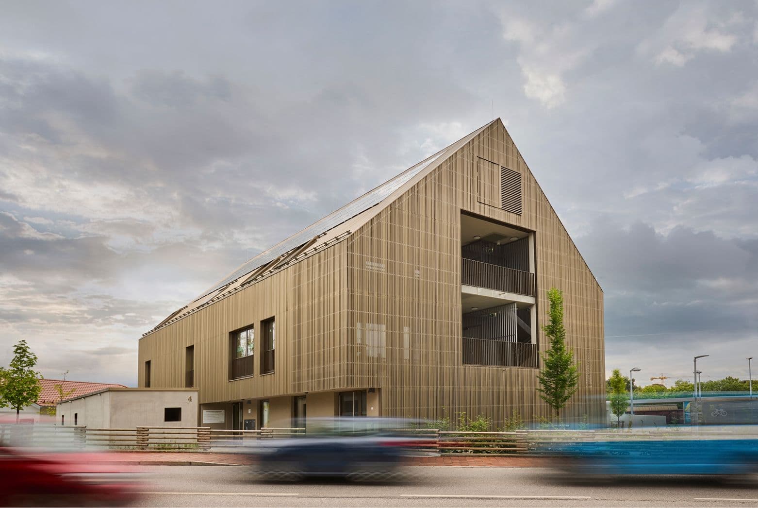 Bild 1 Das neue „Mehrgenerationenhaus“ in Buchloe vereint verschiedene Service- und Betreuungsangebote mit Wohneinheiten für Jung und Alt. Foto: Kalzip GmbH