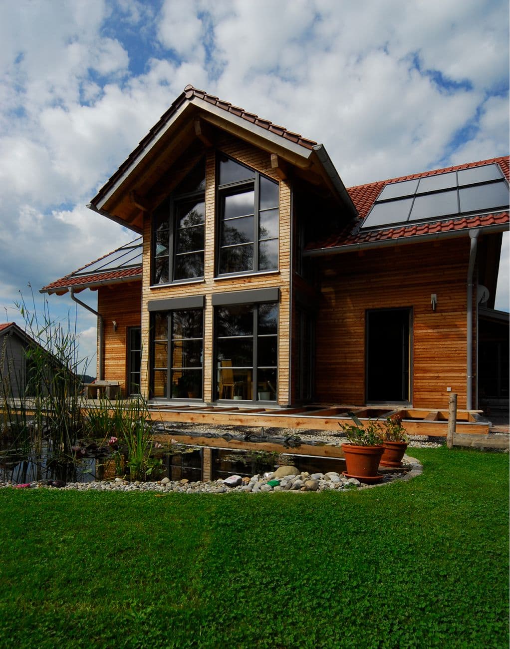 Bild 1 Im Jahr 2011 bezog die Familie Lacher ihr neues, ökologisch gebautes Einfamilienhaus im Allgäu. Die Familie entschied sich beim Innenausbau für ein Trockenbausystem aus Lehmbauplatten mit integrierter Wandheizung von naturbo. Quelle: naturbo