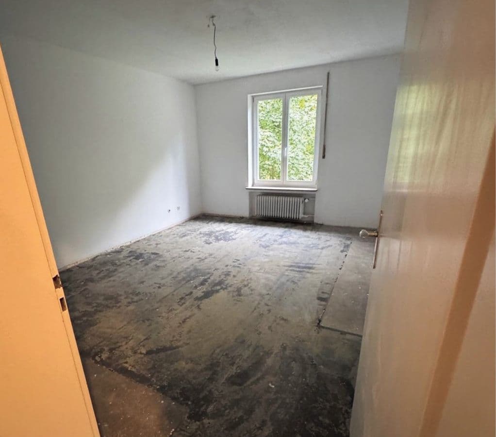 Bild 1 Zimmer einer Doppelhaushälfte aus den 50er-Jahren in München-Großhadern, in dem anhaftende Reste einer schwarzen teerölhaltigen Masse entdeckt wurden. Quelle: Valutect