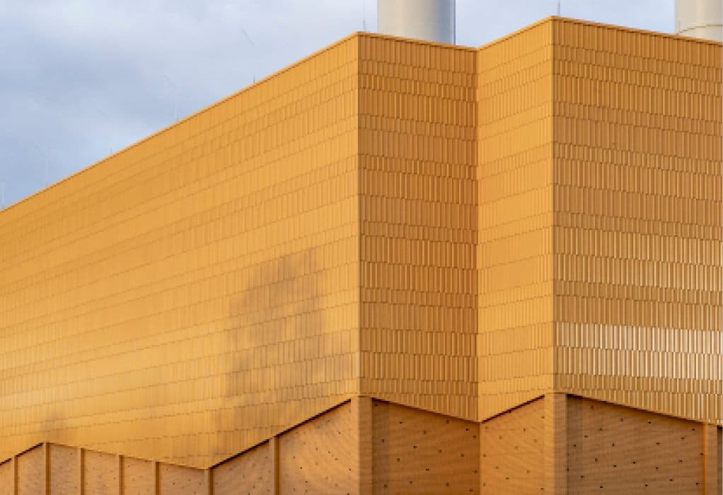 Bild 3 Der Übergang zwischen Klinkersockel und Terrakottafassade ist nicht herkömmlich waagerecht, sondern verläuft diagonal und zeichnet die Konturen der umgebenden Dachlandschaften nach (Architektur: Atelier ST, Leipzig)