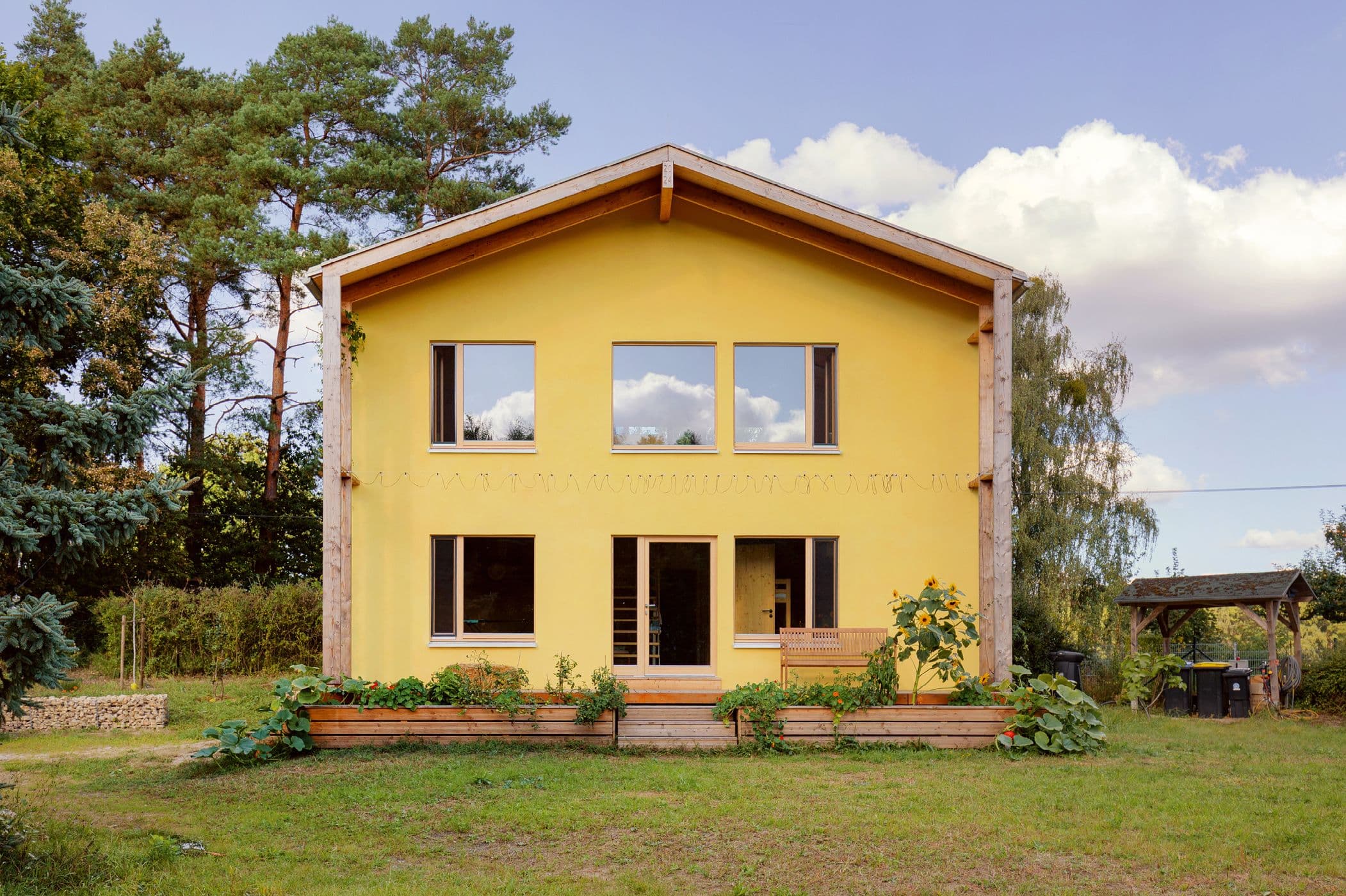 Strohhaus NOW Lindow, Südfassade (Quelle: Andrea Briscoli)