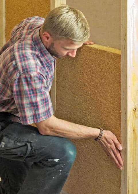 Bild 4 Wenn Bilder o. Ä. befestigbar sein sollen, werden Wandständer montiert, die Gefache mit flexiblen Holzfaser-Dämmmatten gefüllt und mit tragfähigen Platten verschlossen