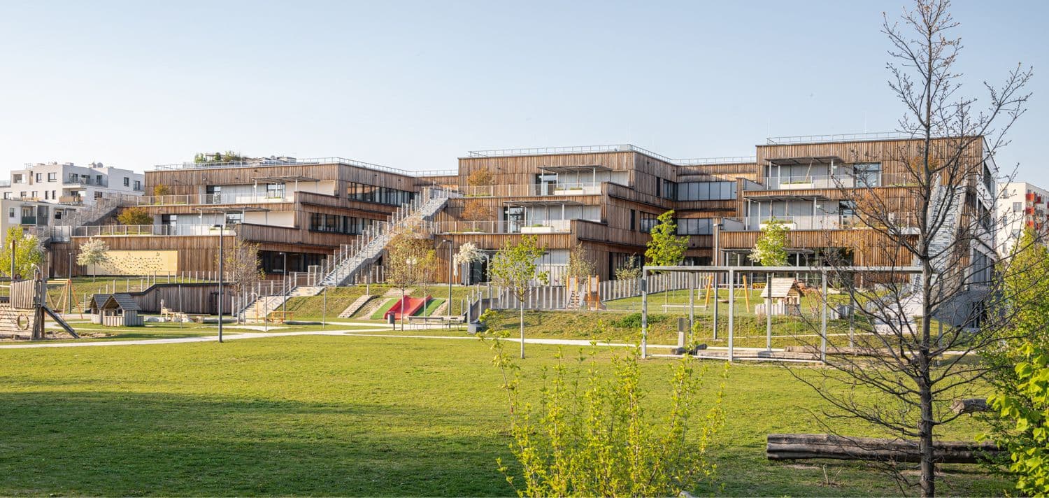 Bildungscampus Seestadt Aspern in Wien – in den Laubengängen und unter den begehbaren Außenflächen wurden ca. 3300 m² REGUPOL sound and drain 22 verbaut