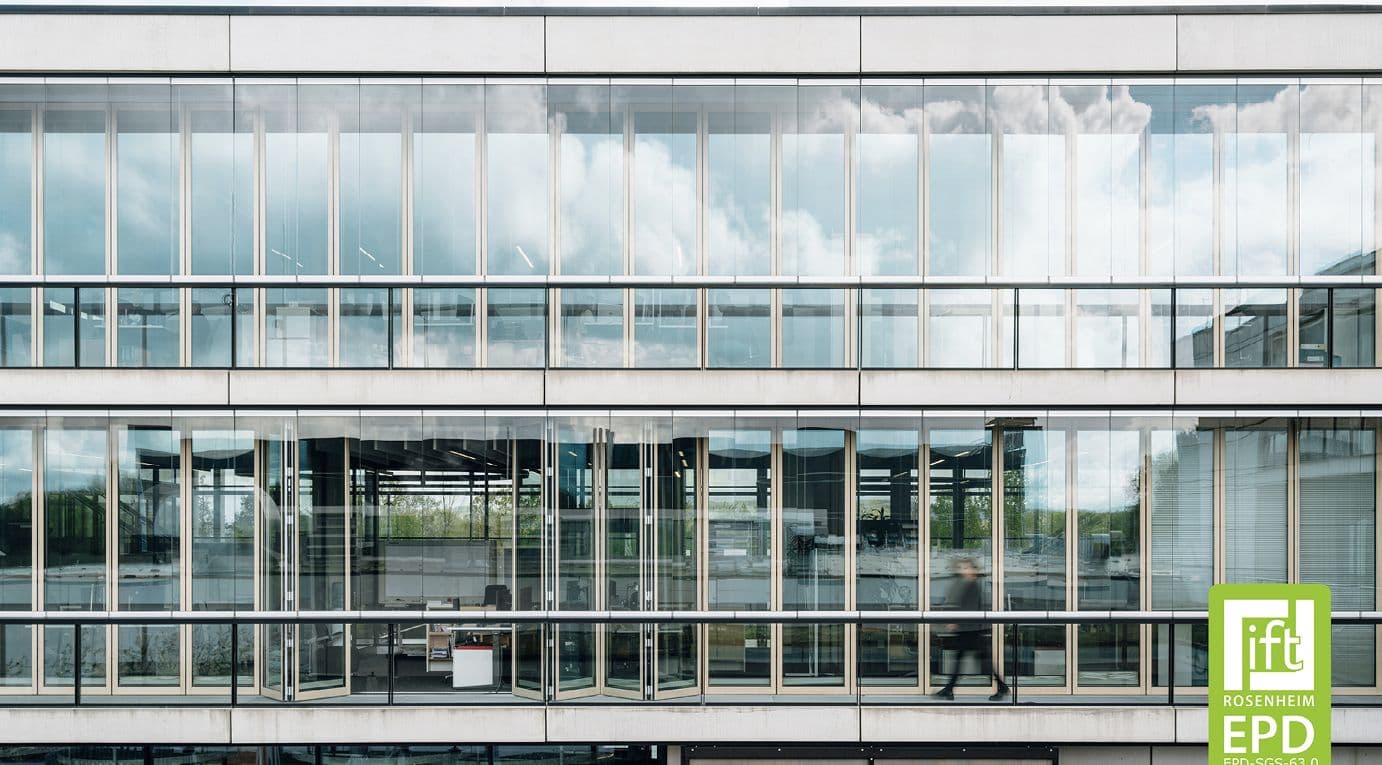 Bild 1 Die klimaregulierende Comfort-Doppelfassade am Standort in Melle basiert auf der Idee des Doppelfensters – sowohl für die Glas-Faltwände der inneren Ebene als auch für die Schiebe-Dreh-Elemente der äußeren Ebene stehen nun produktspezifische Umweltproduktdeklarationen zur VerfügungQuelle: Malik Pahlmann für Solarlux GmbH