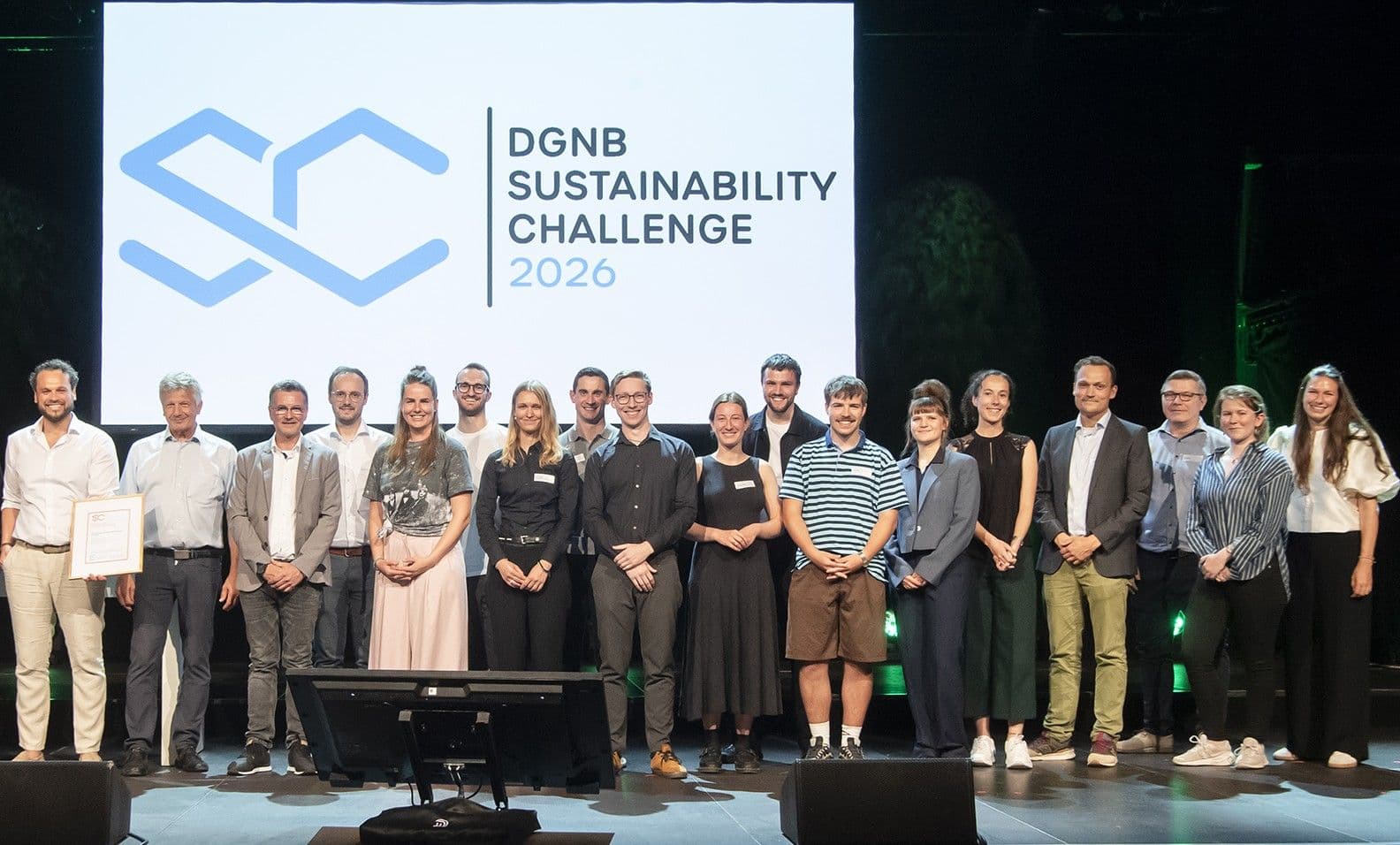 Alle Gewinner und Finalisten der DGNB Sustainability Challenge 2026 beim DGNB Tag der Nachhaltigkeit in Stuttgart. Quelle: DGNB