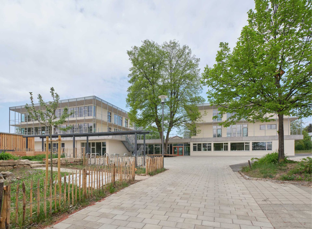 Bild 8 Schulhof und -gebäude Grundschule Hohenberg, Rottenburg (Quelle: plus+bauplanung)