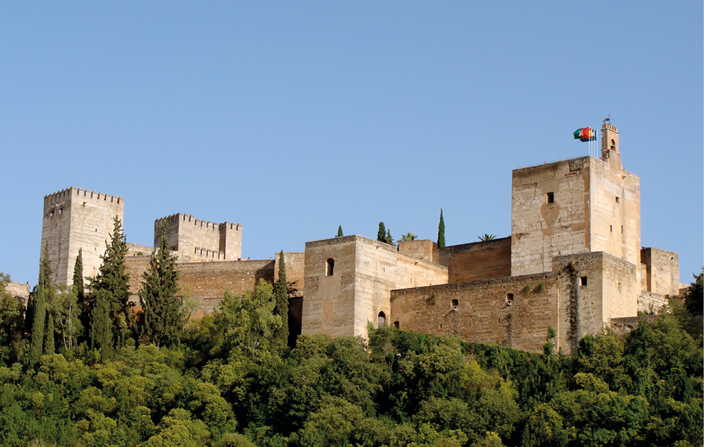 Bild 3 Der Projekttitel Brandenburgs Alhambra wurde in Anlehnung an die Festung der Stadtburg Alhambra in Granada (Spanien, 13. Jh.) mit ihrer bis zu 20 m hohen Stampflehm-Umfassungsmauer gewählt
Quelle: Wikimedia Commons, gemeinfrei