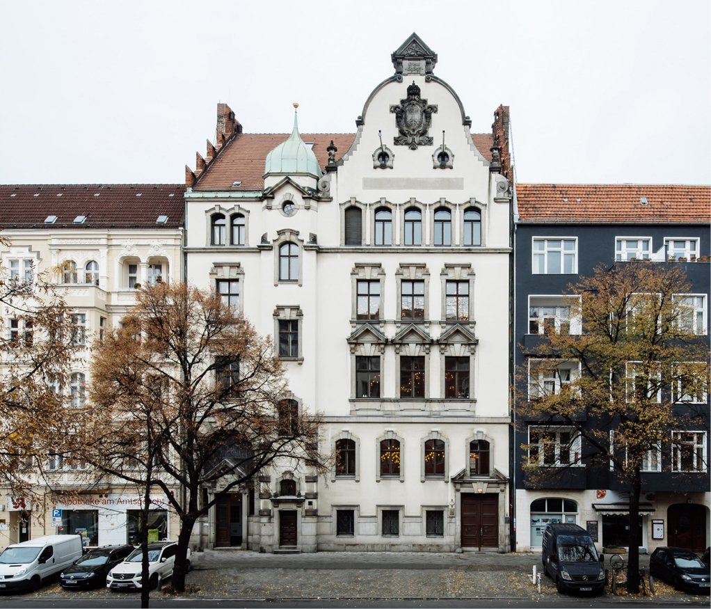 Bild 3 Von der Kantstraße aus ist nur das ehemalige Gerichts­gebäude zu sehen 
Quelle: Bocci/Fotograf: Harry Fricker 