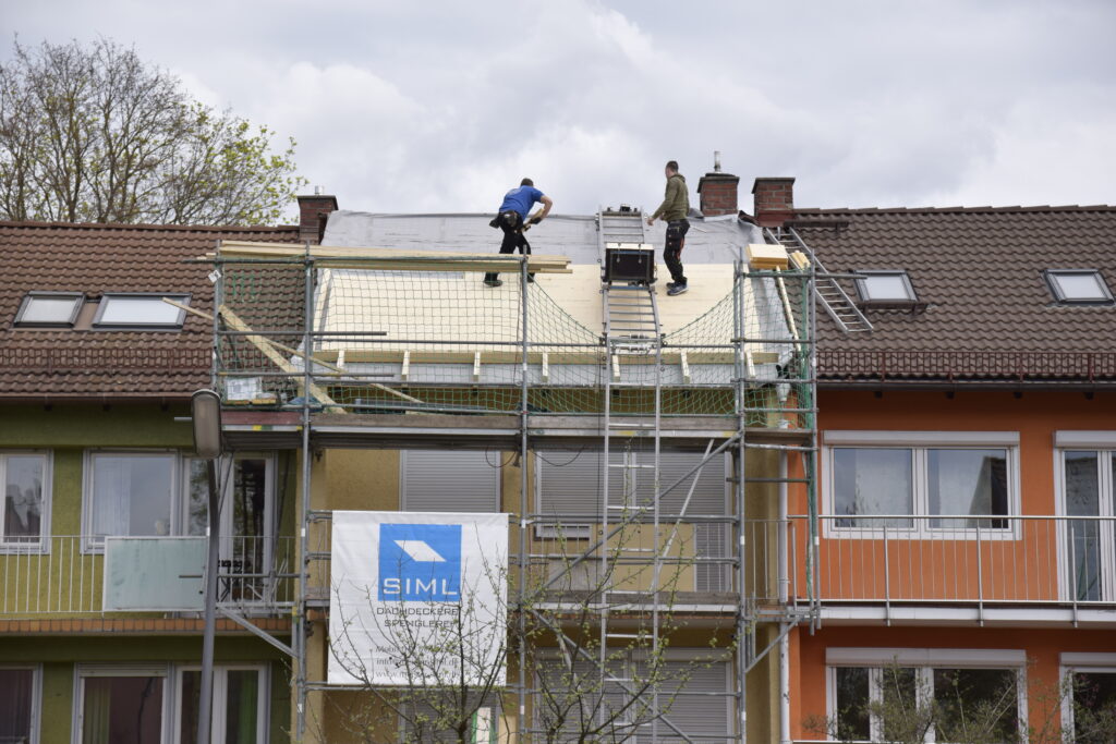 Bild 1 Energetische Dachsanierung bei einem 1960er-Jahre-Reihenhaus in München
Quelle: STEICO