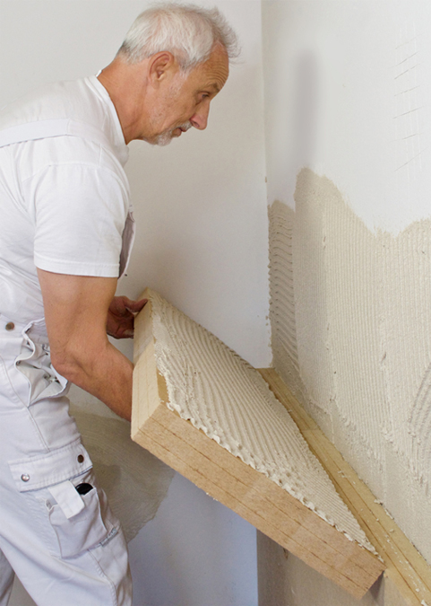 Bild 3 Schlank sowie einfach und schnell umsetzbar: robuste Holzfaser-Dämmplatten werden vollflächig auf die Bestandswand geklebt und dann raumseitig verputzt
Quelle: STEICO