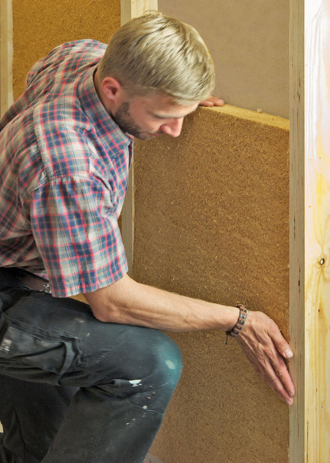 Bild 4 Wenn Bilder o. Ä. befestigbar sein sollen, werden Wandständer montiert, die Gefache mit flexiblen Holzfaser-Dämmmatten gefüllt und mit tragfähigen Platten verschlossen