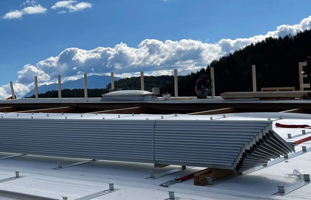 Bild 4 Das Element-Dach wurde objektbezogen bereits im Werk mit allen vorgegebenen Durchbrüchen für Licht­elemente und haustechnische Anlagen hergestellt
Quelle: Eder Blechbau