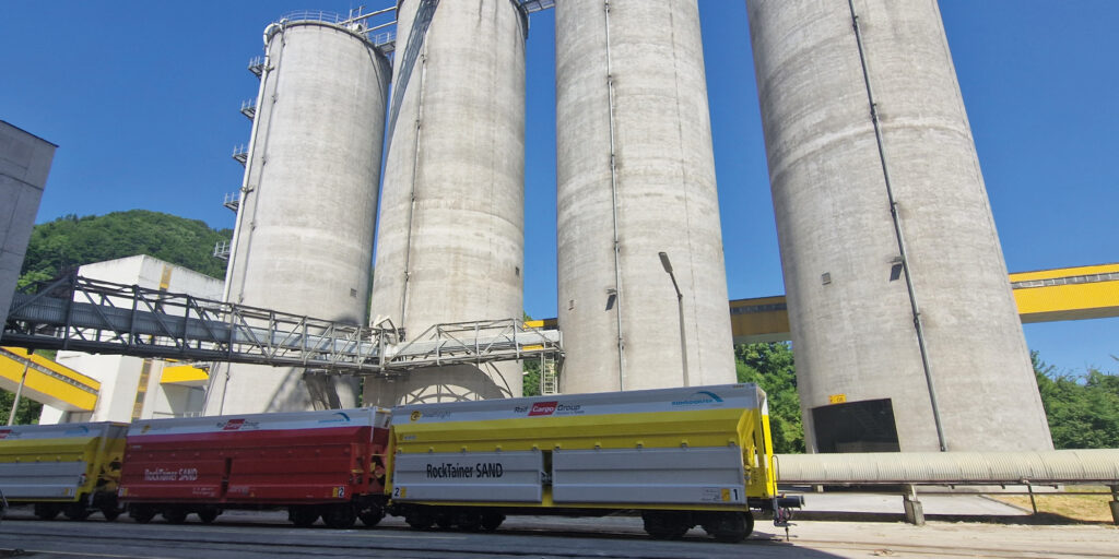 Die RockTainer-SAND-Waggons im Einsatz im Zementwerk Hatschek in Gmunden – das Werk gehört seit 2004 zur Rohrdorfer Unternehmensgruppe 