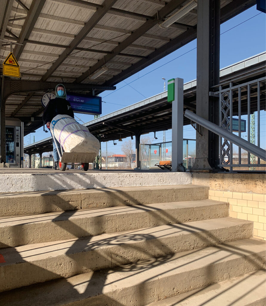 Bild 1 Materialspende – Transport mit Sackkarre und öffentlichen Verkehrsmitteln