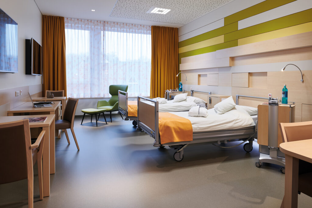 Bild 1 Die Patientenzimmer im neuen Bettenhaus am Katholischen Krankenhaus Dortmund-West sind mit noracare seneo ausgestattet 