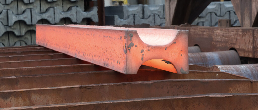 Bild 3 Beginn des Walzprozesses: Erwärmen des Vormaterials (Beam Blank)

