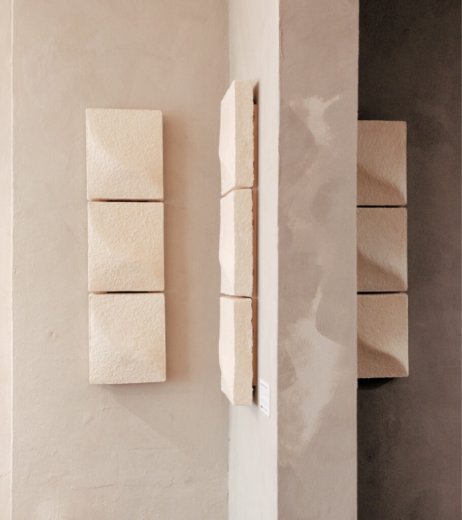 Bild 1 Akustische Absorber von MycoLutions in Galerie und Café Trader (Quelle: MycoLutions)