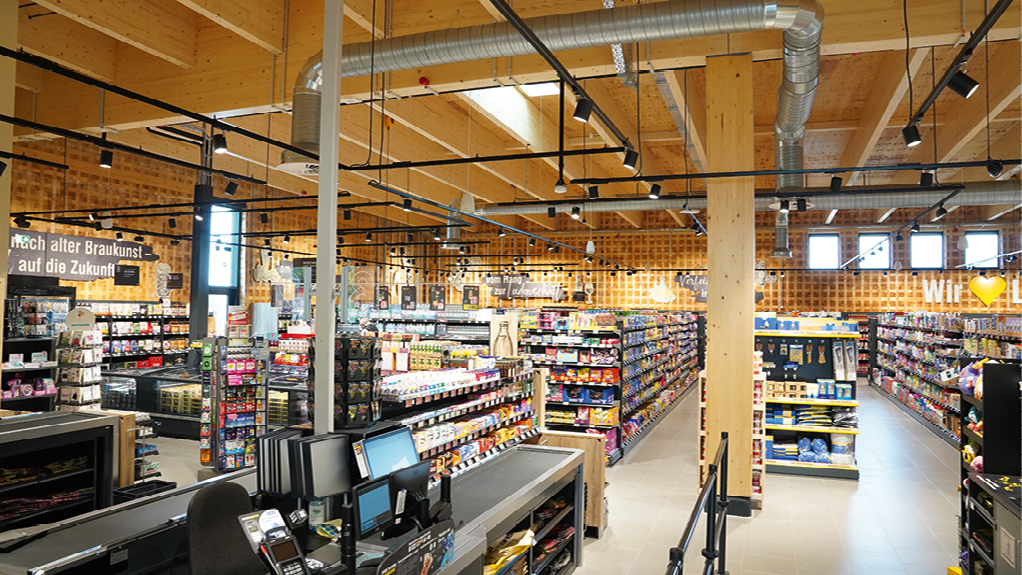 Bild 1 Sichtbare Holzkonstruktion im Verkaufsbereich des EDEKA-Markts Lamme (Quelle: Lars Krumfuss/EDEKA Minden-Hannover)