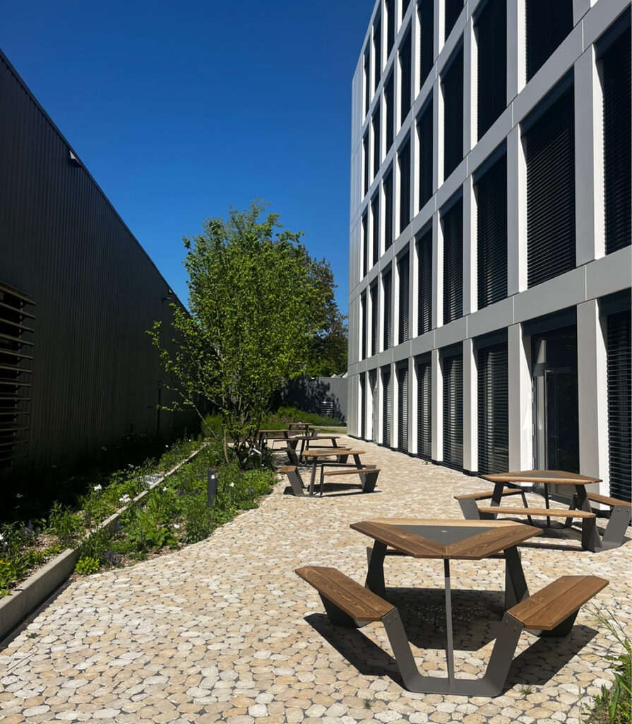 Bild 5 Neugestaltete Außenanlage am Goldbeck-Standort Bielefeld (Quelle: Carlotta Wortmann, Goldbeck)