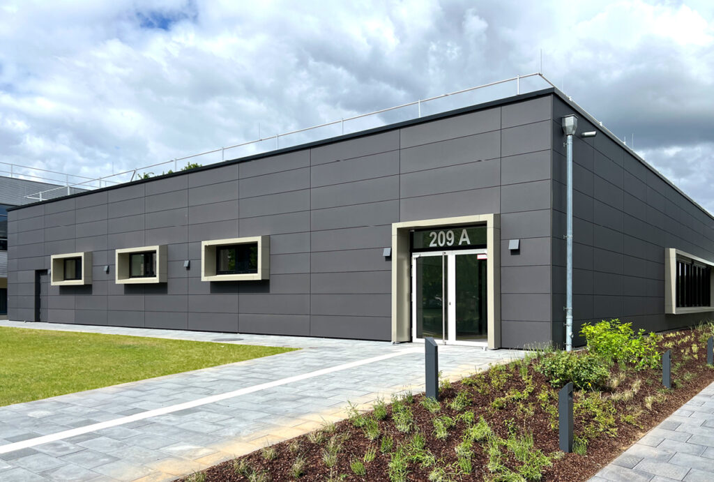 Bild 2 Modulgebäude (hier ein von SÄBU realisierter modularer Speisesaal nahe Bonn) zeigen auf, dass Nachhaltigkeit und Design Hand in Hand gehen. (Foto: Säbu)