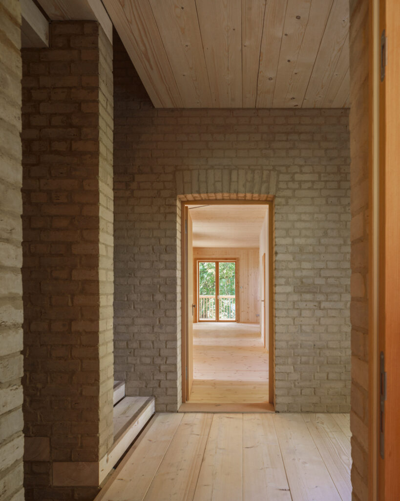 Bild 4 „Einfach Bauen“ Forschungshaus 4 mit tragenden Innenwänden
aus Lehmstein und Holzdecken
