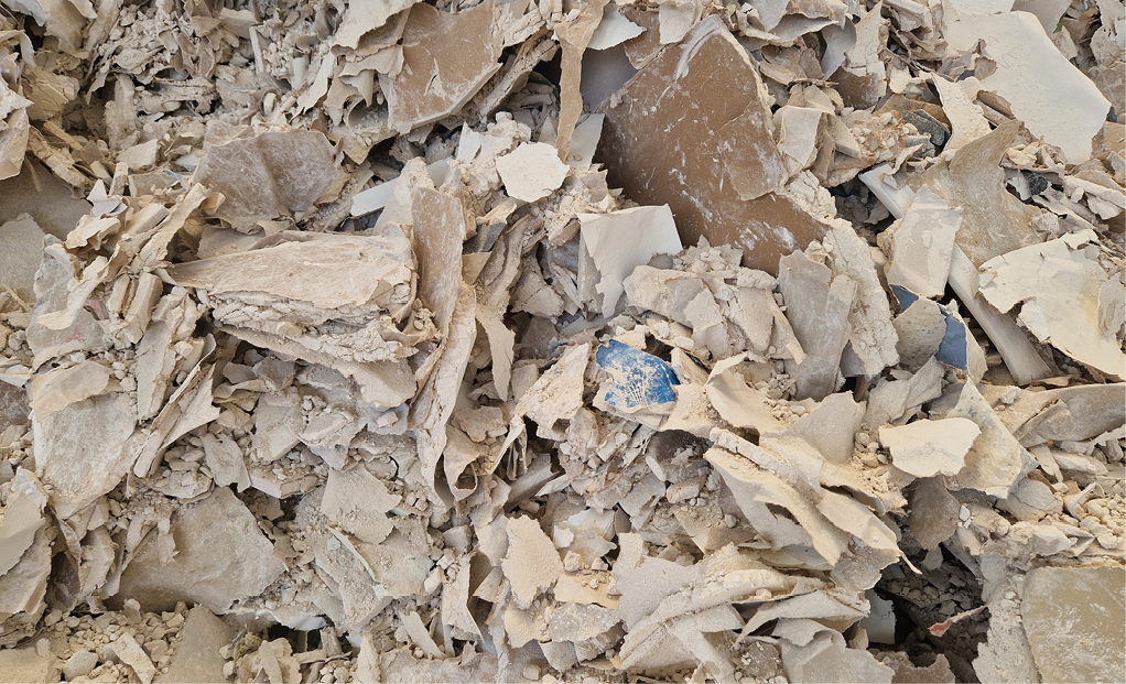 Bild 1 Aus ausgedienten Gipskartonplatten entsteht hochwertiger RC-Gips. (Quelle: Rohrdorfer Unternehmensgruppe)