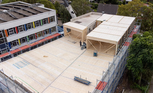 Bild 1 Westflügel des dreigeschossigen Erweiterungsneubaus in Holzmodulbauweise der Michaelschule in Rheine (Quelle: Schüßler-Plan)