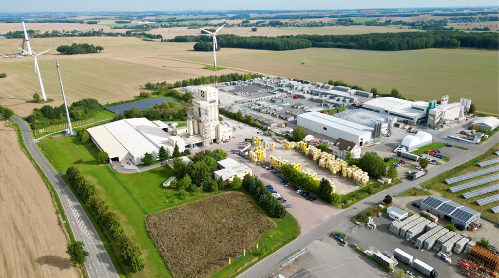 Bilder 1 + 2Das SAKRET-Werk in Claußnitz, Sachsen und das SAKRET-Werk in Jánossomorja, Ungarn, gehören seit dem 1. Januar 2026 zur Rohrdorfer Unternehmensgruppe. (Quelle: Rohrdorfer Unternehmensgruppe)