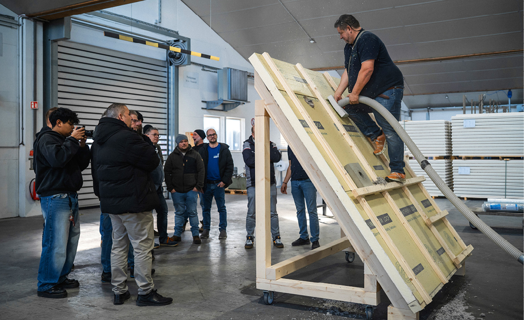 Bild 1 Vorführung am Modell: Bei den Linzmeier Impuls Fachseminaren 2026 wurde die Hybridlösung aus PU-Hartschaum und Zellulose-Einblasdämmung demonstriert. (Foto: Linzmeier)