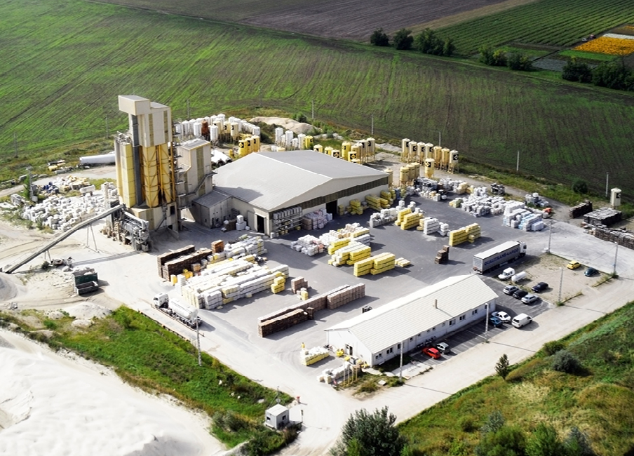 Bilder 1 + 2Das SAKRET-Werk in Claußnitz, Sachsen und das SAKRET-Werk in Jánossomorja, Ungarn, gehören seit dem 1. Januar 2026 zur Rohrdorfer Unternehmensgruppe. (Quelle: Rohrdorfer Unternehmensgruppe)