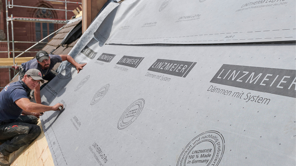 Bild 2 Vorbereitungen für die Ausführung eines Hybrid-Dachs in der Sanierung. (Foto: IVPU / Linzmeier)