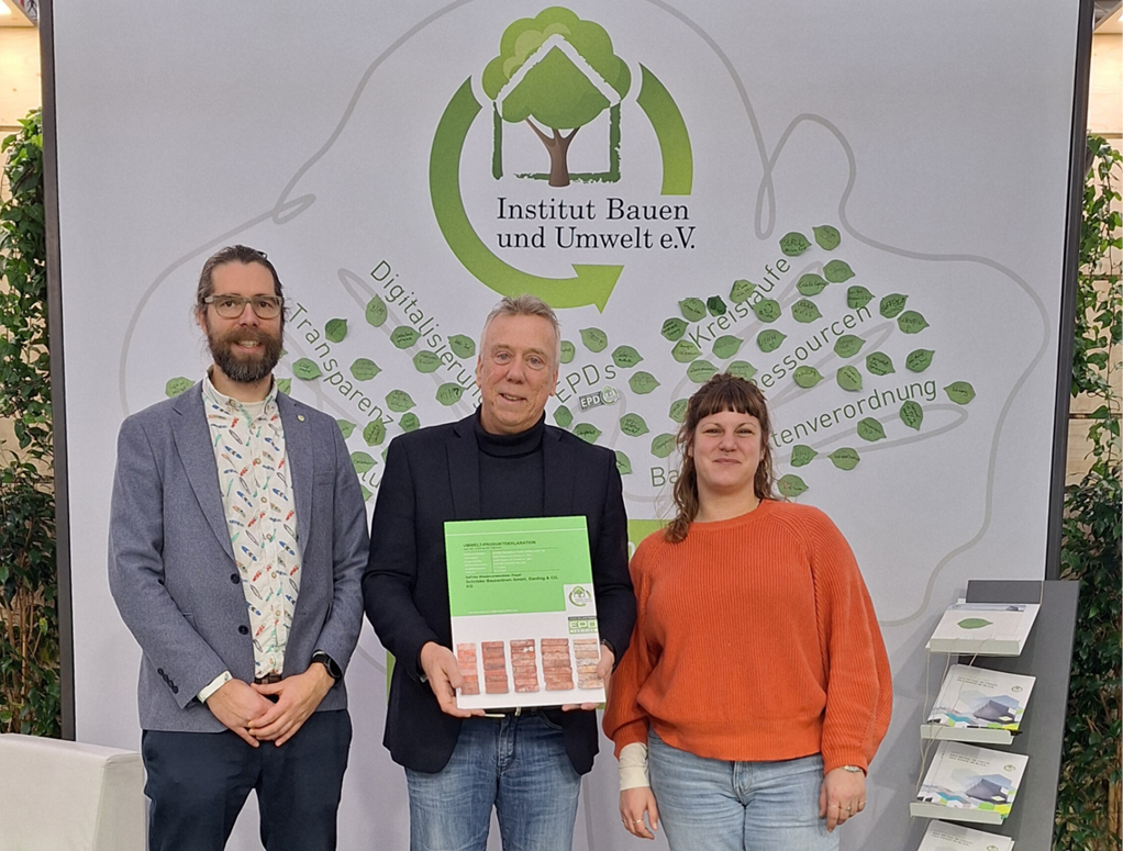 Bild 4 EPD-Übergabe an DeFries auf der BAU 2025 (Quelle: Institut Bauen und Umwelt e. V.)