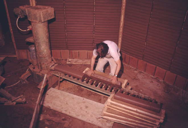 Bild 13 Herstellung von extrudierten Lehmsträngen (Quelle: G. Minke)