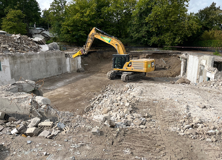 Bild 1 a) Rückbau eines Gebäudes, b) Gewinnung von RC-Materialien