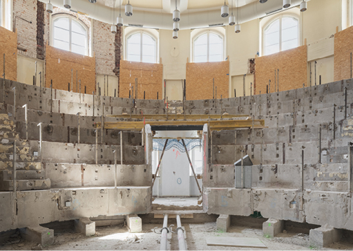 Bild 2 Der große Hörsaal der Anatomie Würzburg soll möglichst im Originalzustand erhalten bleiben. Der Ausbau des schadstoffbelasteten Estrichs hat aber dazu geführt, dass das Hörsaalgestühl zum großen Teil erneuert werden muss. (Quelle: Schnepp Renou)