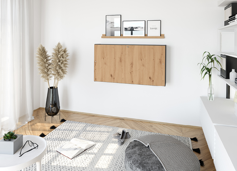Bild 2 a) Der Wandschreibtisch verschwindet zusammengeklappt fast in der Wand, b) ausgeklappt macht er das Wohnzimmer zum Arbeits­zimmer (Quelle: Hammerbacher GmbH)