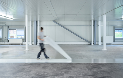 Bild 3 Die Folie wird abgezogen, der Belag darauf verlegt, er ist sofort begehbar. Designbodenbeläge aus der floors@work Kollektion von Project Floors kombinieren die authentische Optik von Holz, Stein, Keramik oder Beton mit der Strapazierfähigkeit und Pflegeleichtigkeit eines Kunststoffbelags. (Quelle: Uzin)