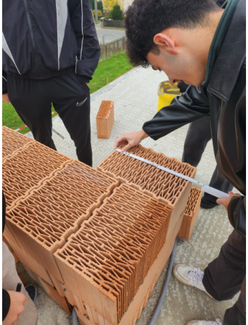 Bild 3 Studierende bei der Baustellenbesichtigung; a) beim Vermessen eines Fenster­anschlusses, b) beim Ausmessen eines Mauerwerkziegels (Quelle: TUD/Laura Oberender)