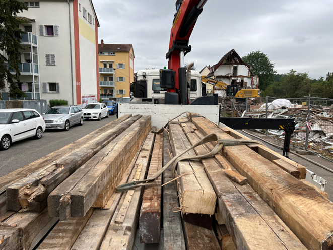Bild 4 Rückgebaute Deckenbalken, mit Nägeln, Schrauben und Putzresten kontaminiert (Quelle: B+G)