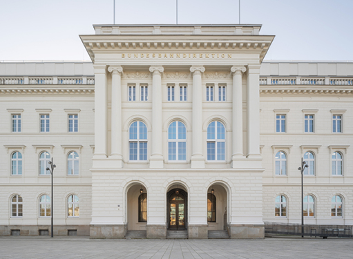 Bild 5 Die ehemalige Bundesbahndirektion Wuppertal ist mit ihrer klassizistischen Erscheinung ein besonderer Stadtbaustein direkt am Wuppertaler Bahnhof. (Quelle: Schnepp Renou)