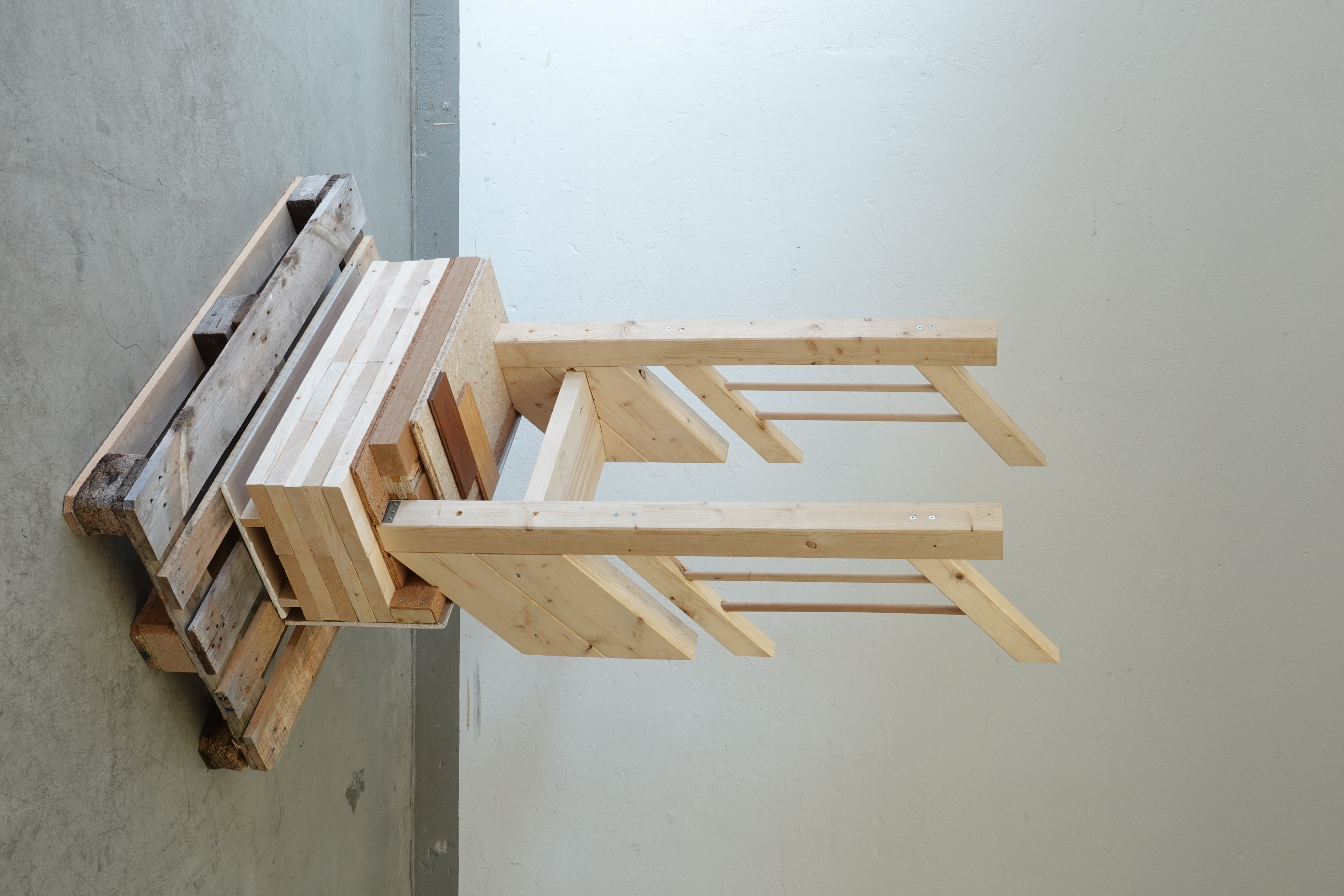 Bild 5 a) Modell einer nachhaltigen Gründungskonstruktion mit Schraubfundament und Holzrahmenkonstruktion mit Holzfaserdämmung, b) Modell einer nachhaltigen Anschlusskonstruktion zwischen Decke und Treppe mit Brettschichtholzdecke, Fußbodenaufbau aus Holzfaser, Kork und Bambus sowie Holztreppe (Quelle: TUD/Felix Hegewald)