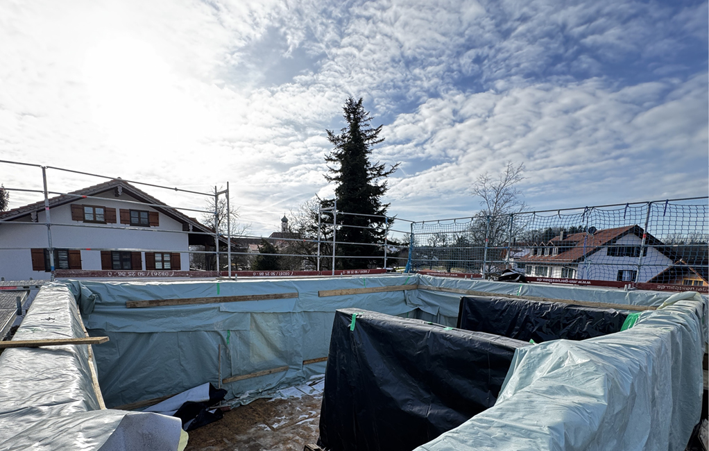 Bild 6 Fachgerechte Abdeckung von Lehmmauerwerk im Bauzustand (Quelle: Mendler)