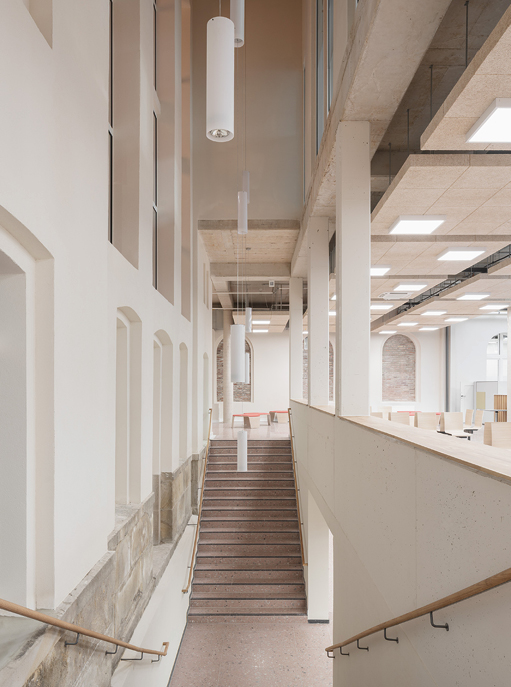 Bild 7 Umbau der Bundesbahndirektion Wuppertal: Eine neue Treppe führt entlang der früheren Außenfassade zum Souterrain. (Quelle: Schnepp Renou)