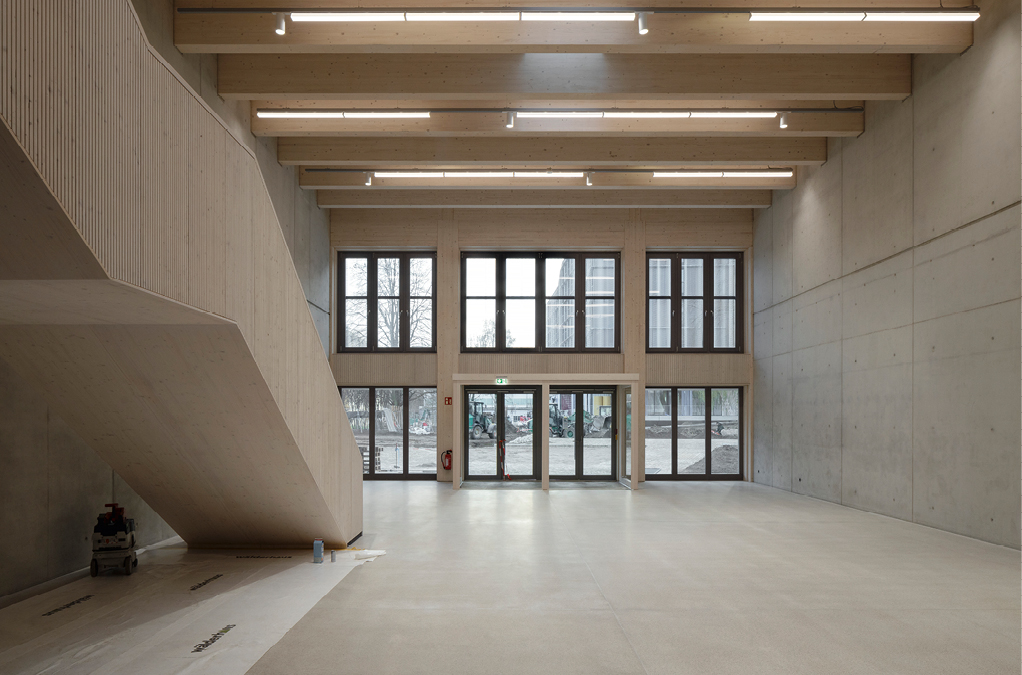 Bild 7 Eingangsbereich des Lehrgebäudes in Holzbauweise (Quelle: PRIMUS developments)