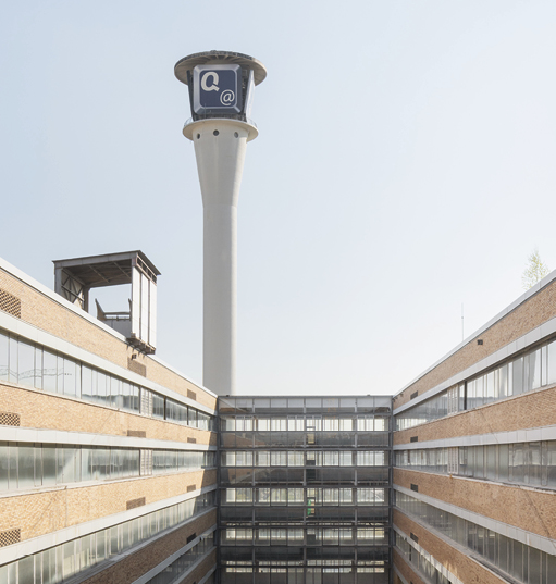 Bild 9 Der 90 Meter hohe „Quelleturm“ ragt über dem historischen Bestand des ehemaligen Versandhauses empor. (Quelle: Schnepp Renou)