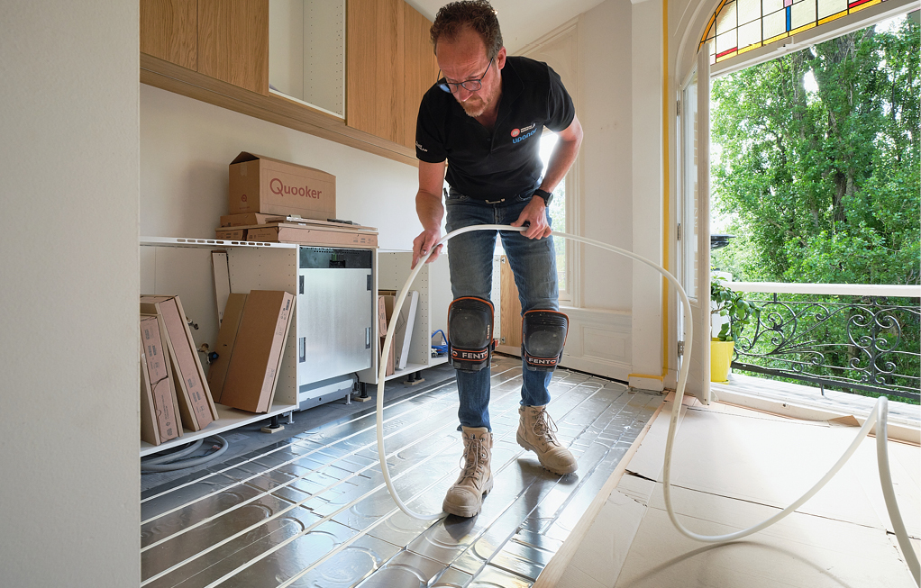 Bild 3 Ein Vorteil des Fußbodenheizungssystems ist die einfache Ein-Mann-Verlegung. (Quelle: Paul Lagro)