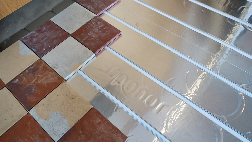 Bild 4 Die Rohre liegen dicht unter dem Belag, was für eine schnelle Wärmeabgabe sorgt. (Quelle: Paul Lagro)