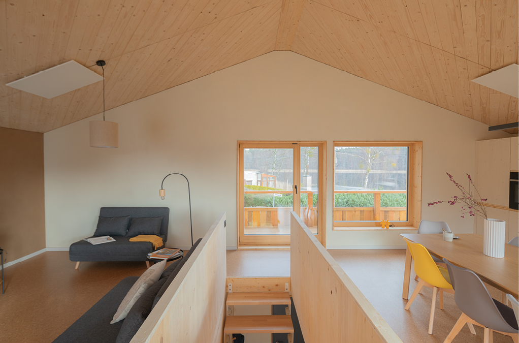 Bild 10 Wohn- und Essraum im OG mit Infrarotpaneelen (Quelle: Andrea Briscoli)