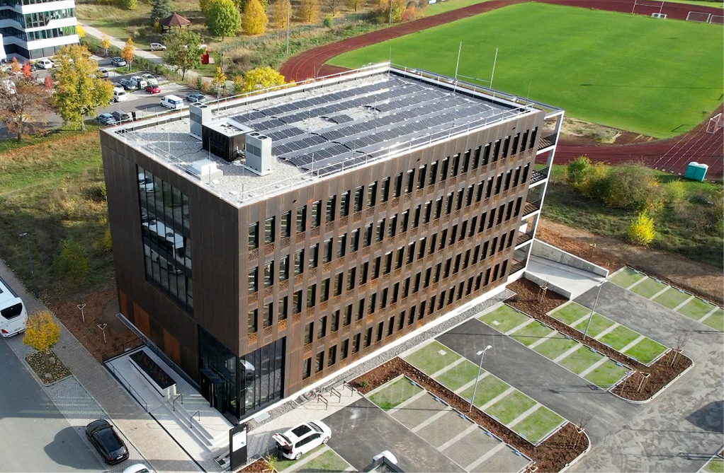 Bild 1 Im neuen Würzburger Gewerbegebiet „Skyline Hill“ liegt der Neubau „Bürogebäude JS16 am Hubland“. (Quelle: RAILING.GmbH)